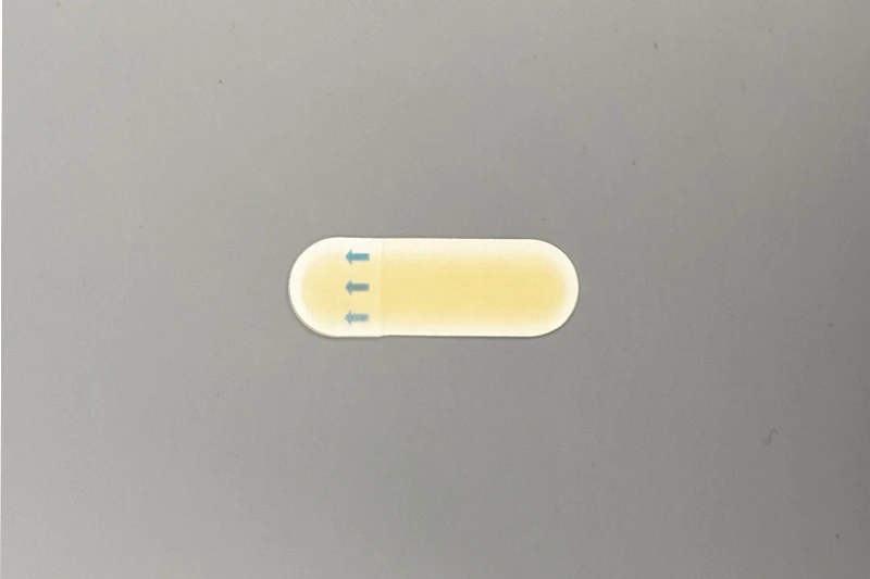 Ap&oacute;sito hidrocoloide alargado impermeable para heridas