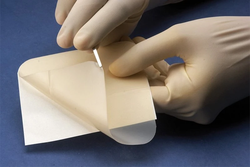 Ap&oacute;sito hidrocoloide cuadrado beige de alta absorbencia