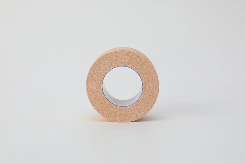 Rollo de cinta kinesiol&oacute;gica el&aacute;stica beige