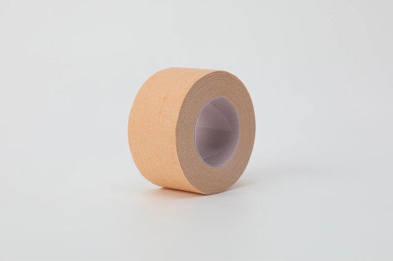 Rollo de cinta kinesiol&oacute;gica el&aacute;stica beige