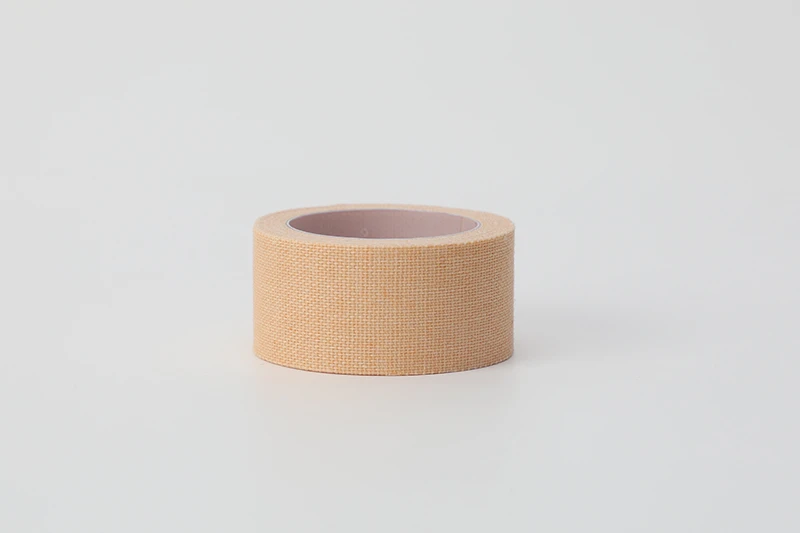 Rollo de cinta kinesiol&oacute;gica el&aacute;stica beige